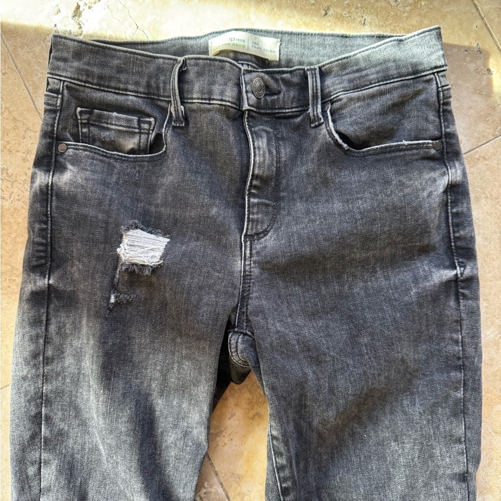 GAP ladies 28 regular true skinny distressed Jean very good condition